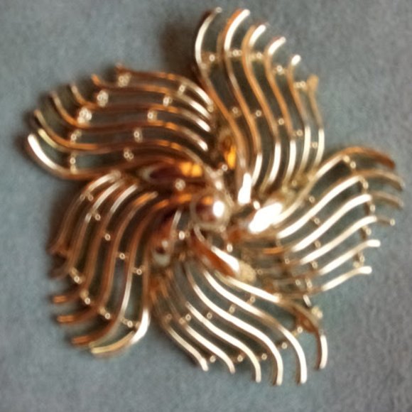 Jewelry A Frilly Gold Pin Poshmark